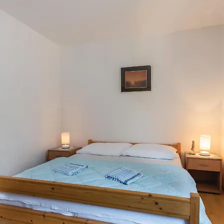 Lägenhet 2 Bedroom Pet Friendly In Njivice